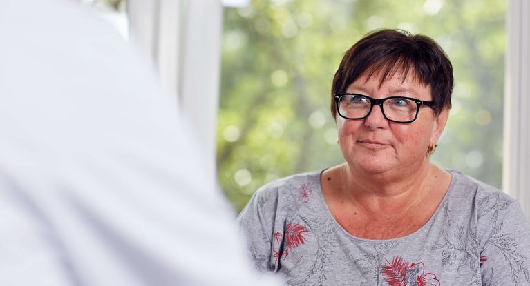 Arzt spricht mit Patientin